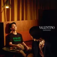 चाहत की अलमारियों के बीच: Qixi 2026 के लिए Valentino का Wing Shya से मिलन — रूप 4