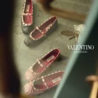 चाहत की अलमारियों के बीच: Qixi 2026 के लिए Valentino का Wing Shya से मिलन — रूप 7