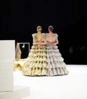 दोहरी दृष्टि: Viktor&Rolf अपनी दर्पण-दुनिया मिलान ले आए — रूप 2