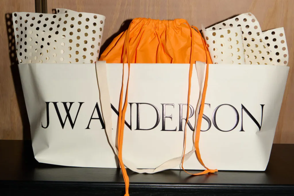 JW Anderson का पेरिस पॉप-अप: अजूबों की एक अलमारी — मुख्य छवि