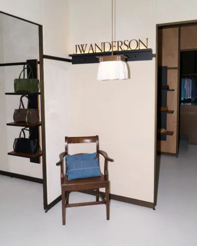 JW Anderson का पेरिस पॉप-अप: अजूबों की एक अलमारी — रूप 3