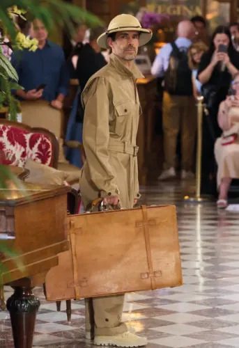 Franck Sorbier के साथ दुनिया की सैर: Le Parfum des Globes-trotteuses — रूप 11