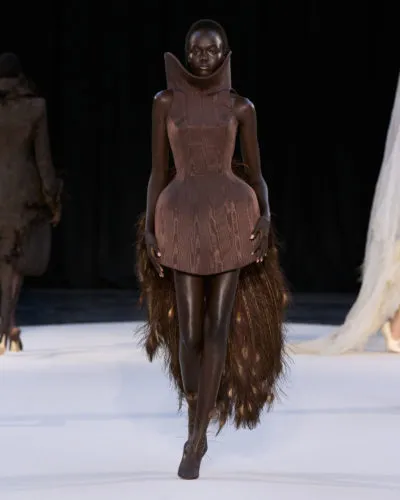 ASHI की प्रस्तुति A Different Skin: उन किरदारों को पहनना जो हम बन जाते हैं — रूप 11
